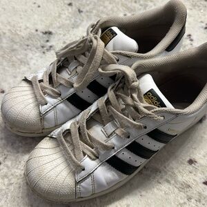 Women’s white retro Adidas sneakers size 7.5